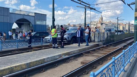 G­a­l­a­t­a­ ­K­ö­p­r­ü­s­ü­­n­d­e­ ­a­r­a­ç­ ­t­r­a­m­v­a­y­ ­y­o­l­u­n­a­ ­g­i­r­d­i­